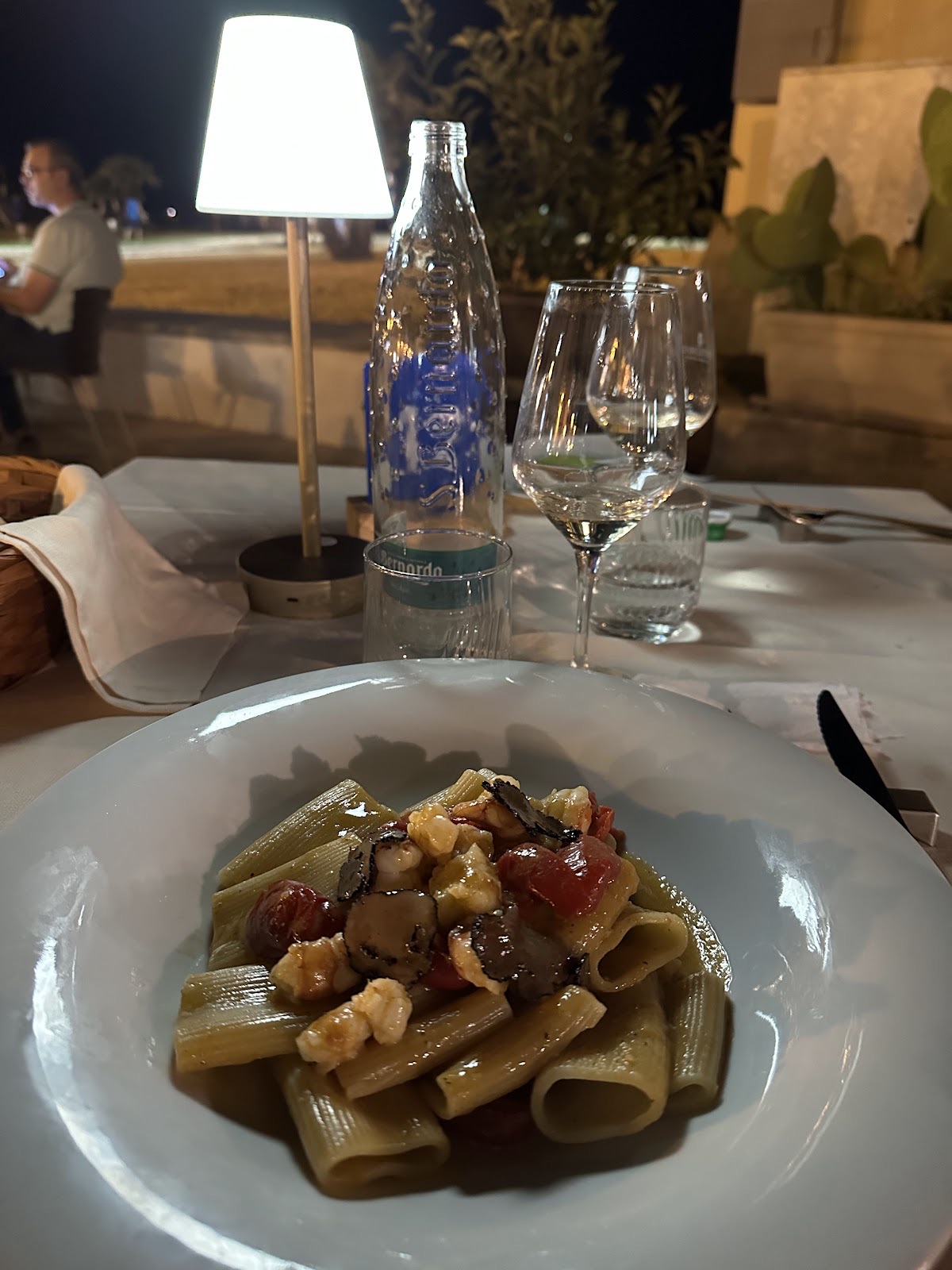 Un primo di pasta servito in terrazza la sera