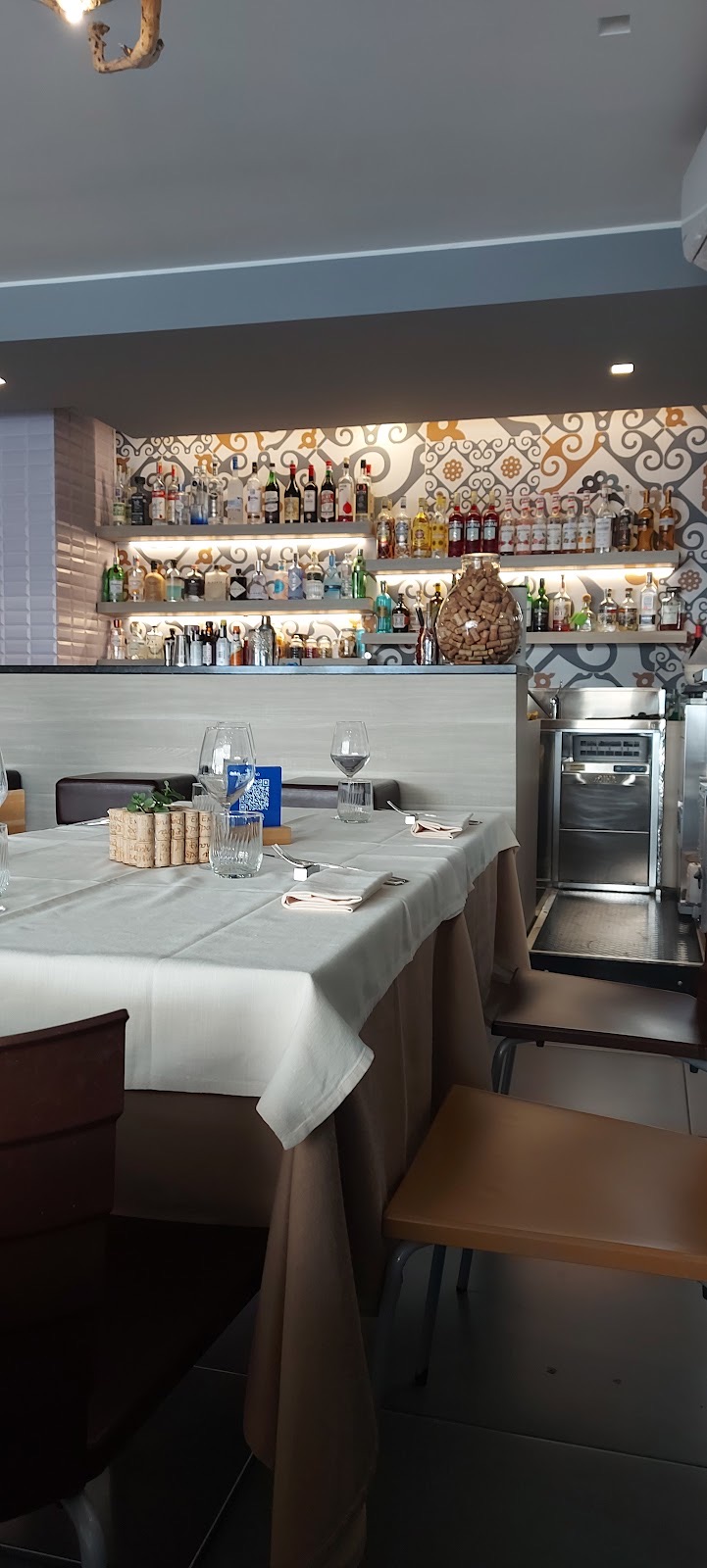 La sala di Marè con il bancone in maiolica siciliana